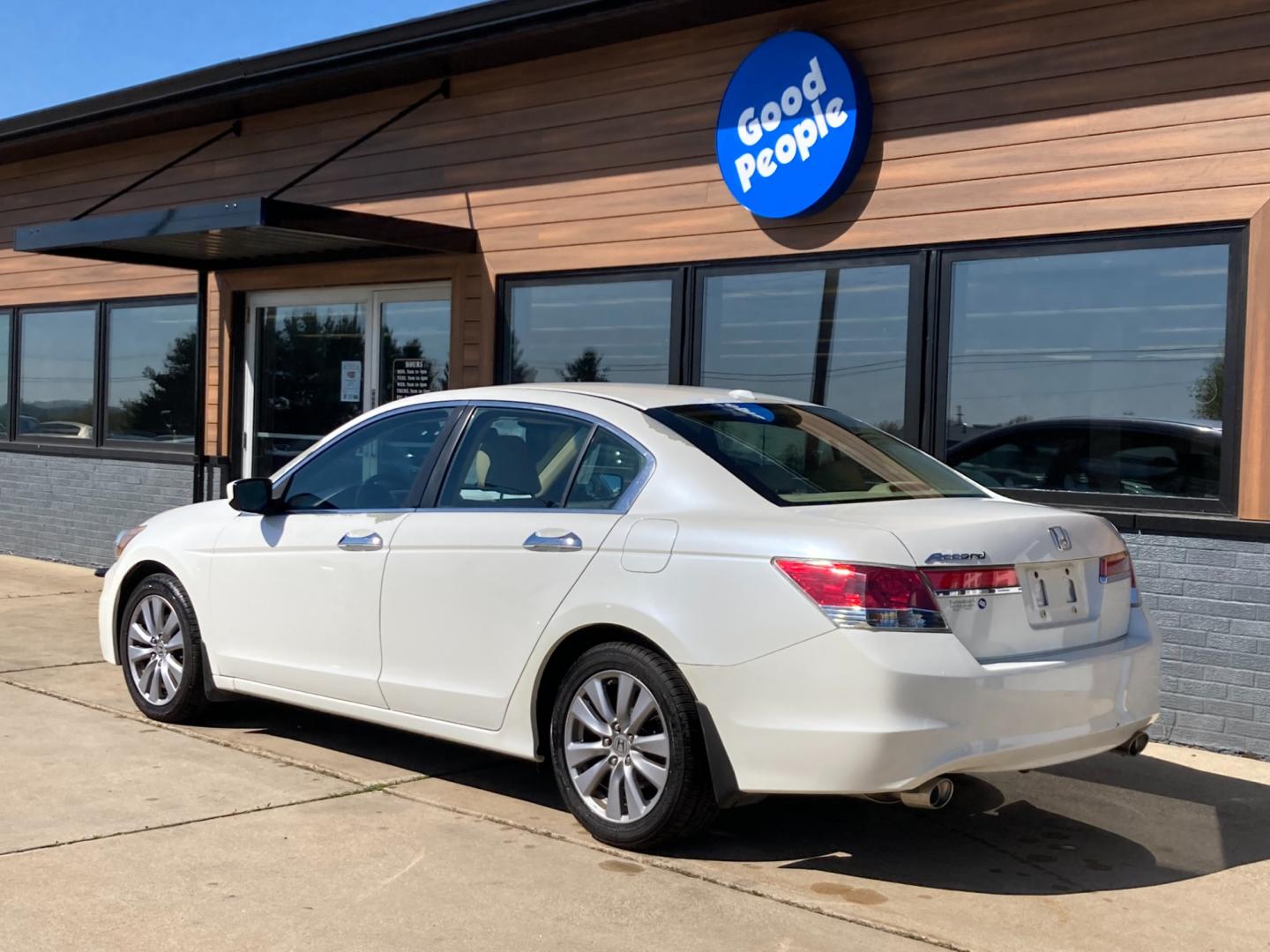 2011 Taffeta White Honda Accord EX-L V-6 Sedan AT (5KBCP3F8XBB) with an 3.5L V6 SOHC 24V engine, 5-Speed Automatic transmission, located at 1800 South Ihm Blvd, Freeport, IL, 61032, (815) 232-5543, 42.278645, -89.607994 - Photo#2